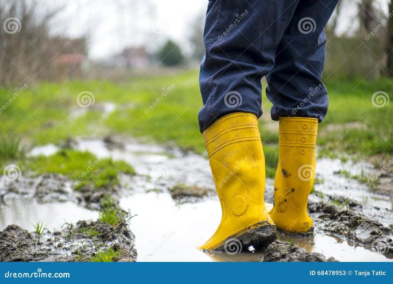 Wearing Rubber Boots Over Shoes This Winter: How To Stay Dry And Stylish