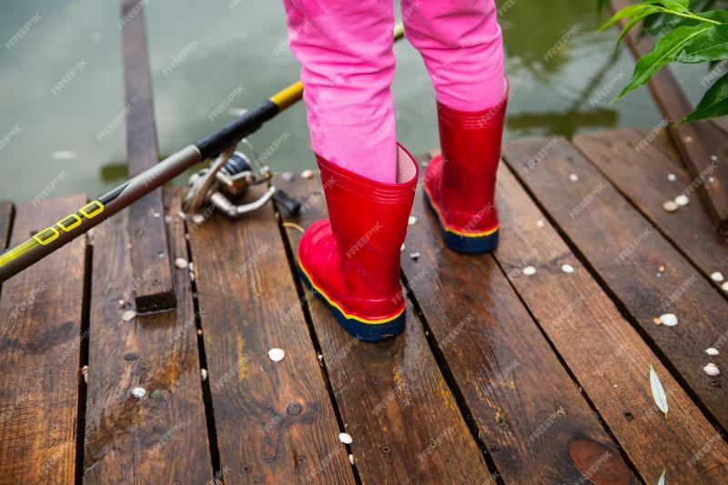 Wearing Rubber Boots Over Shoes This Winter: How To Stay Dry And Stylish