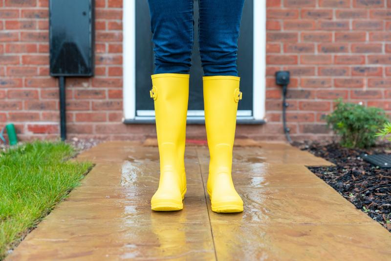 Wearing Rubber Boots Over Shoes This Winter: How To Stay Dry And Stylish