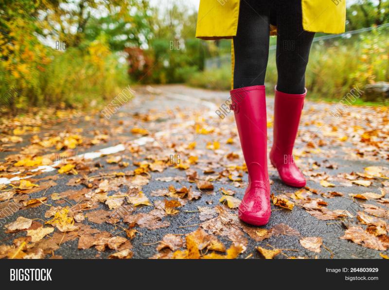 Wearing Rubber Boots Over Shoes This Winter: How To Stay Dry And Stylish